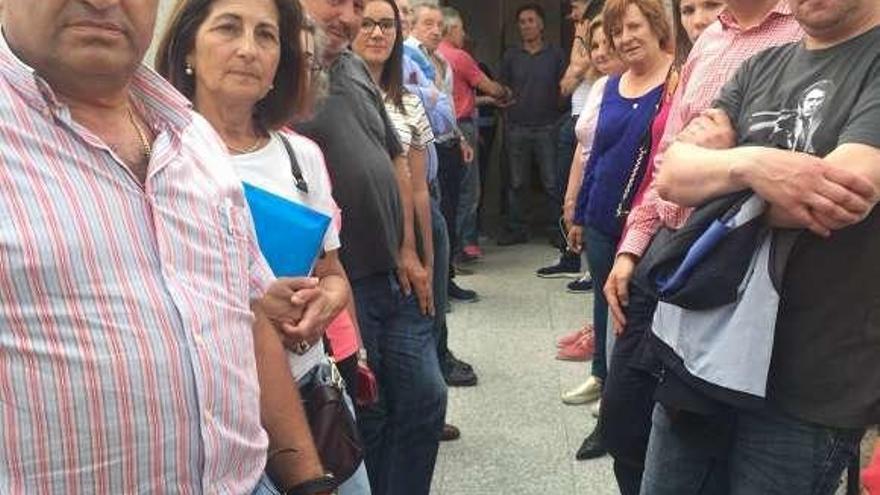 Socialistas apoyando a Carlos Pérez a las puertas del Concello. // FdV