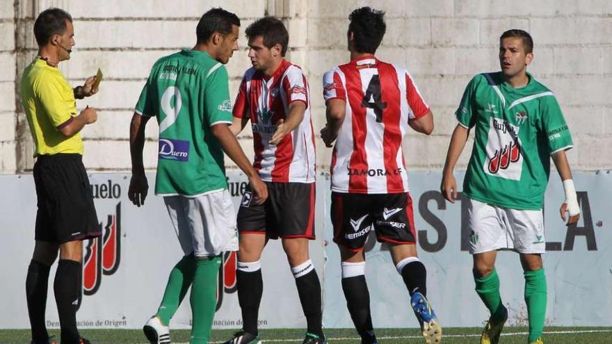 Dani Mateos protesta una decisión arbitral en casa del Guijuelo.