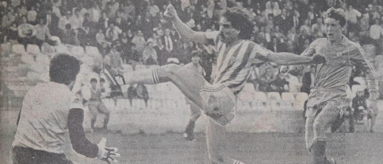 El blanquiverde Juan Carlos introduce el balón en la portería del Córdoba CF ante la presión de Emilio Butragueño en la única victoria del Castilla en El Arcángel.