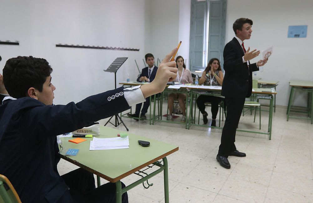 Las imágenes de la primera ronda del Torneo de Debate Escolar de Málaga, que cuenta con el respaldo de La Opinión de Málaga y la colaboración de la Obra Social de La Caixa