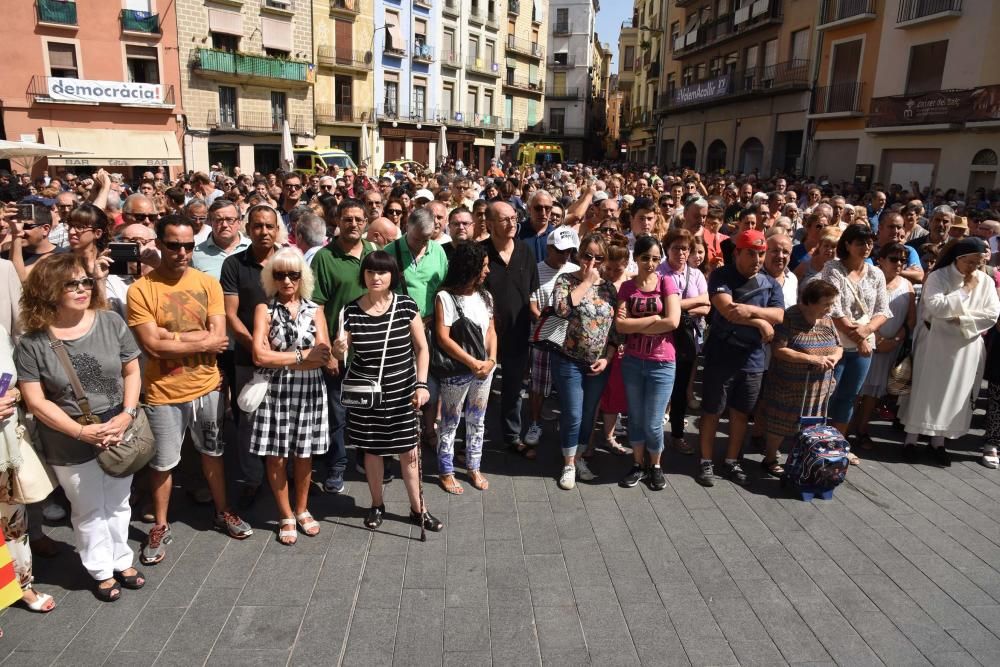 Manresa guarda cinc minuts de silenci pels atemptats de Barcelona i Cambrils.