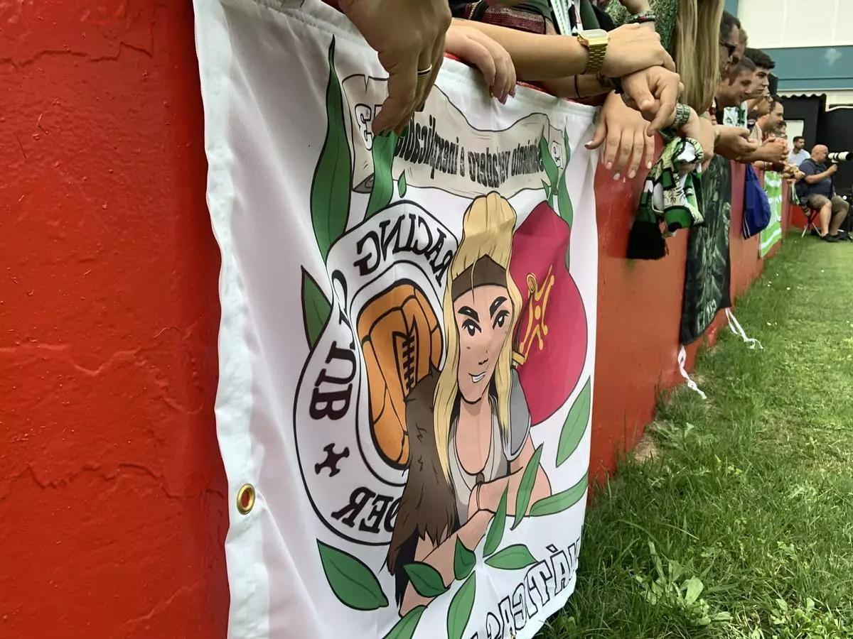 Una pancarta de Fanáticas Racing, el grupo femenino de animación del Racing Club de Santander.