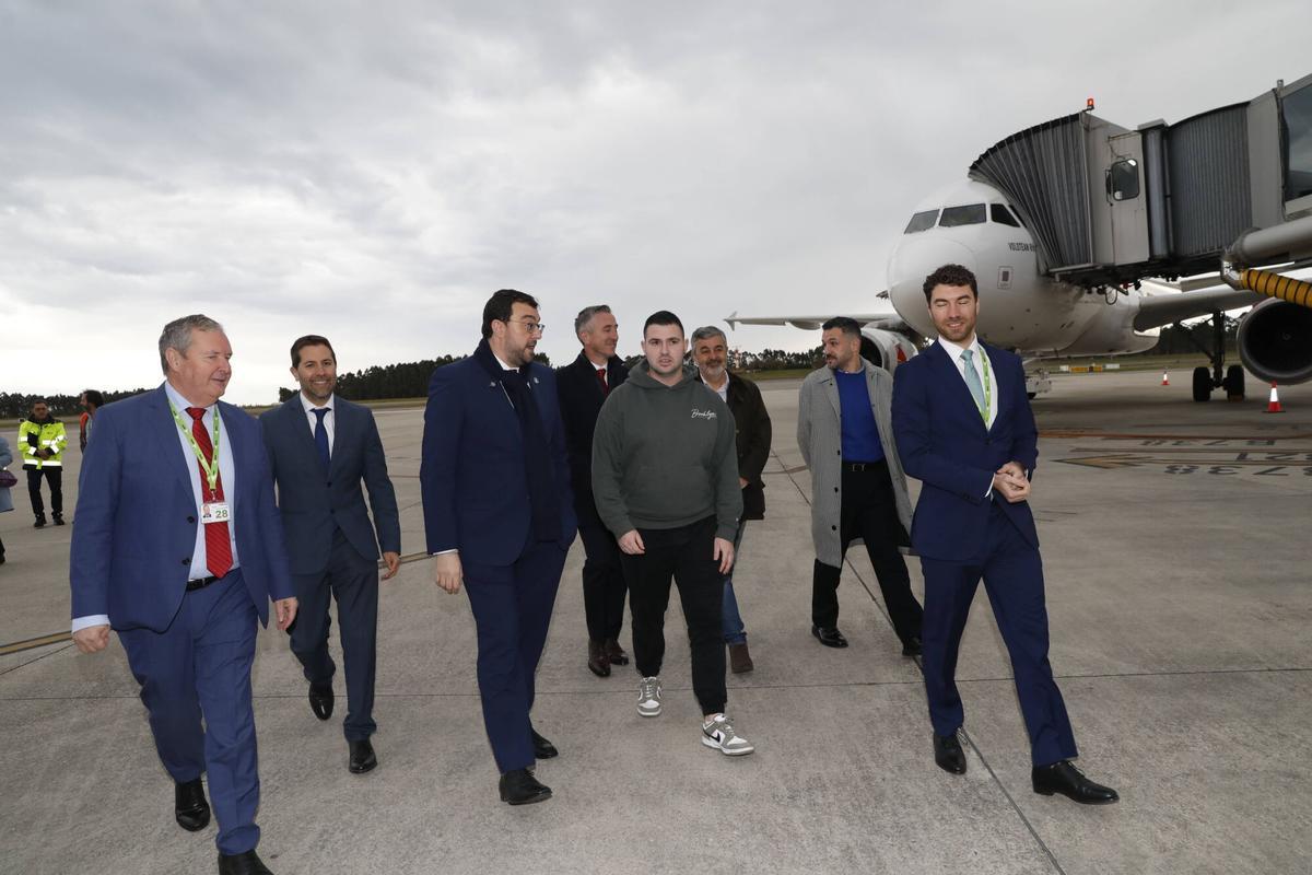 Así fue el recibimiento del pasajero dos millones en el aeropuerto de Asturias.