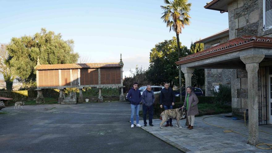 Souto, Cuñarro y Canda con el vecino que cede la casa para la celebración.