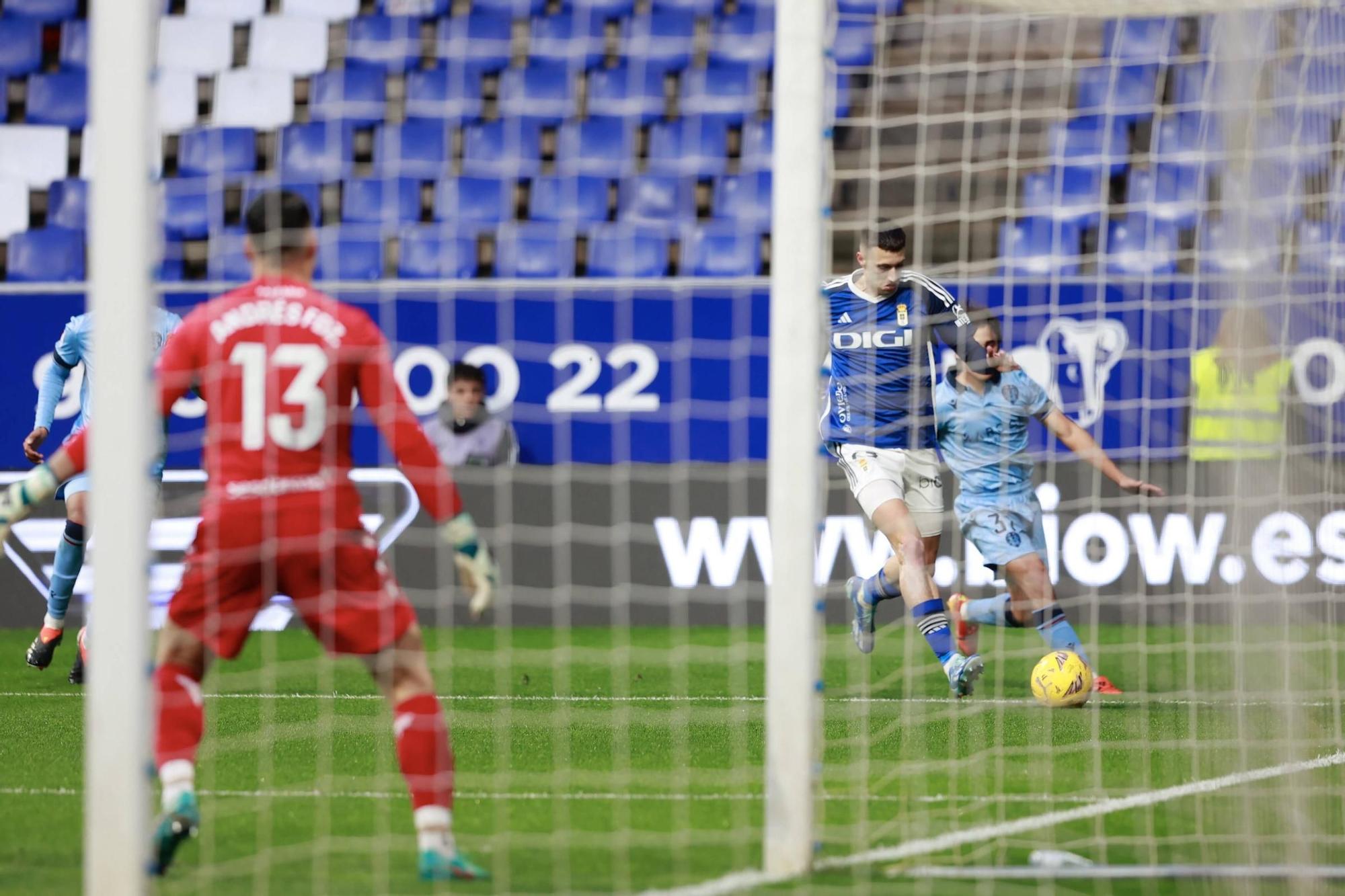 EN IMÁGENES: Ambiente y partido de un Real Oviedo-Levante pasado por agua