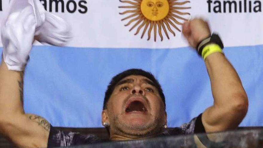 Maradona celebra en el palco el triunfo de Argentina.