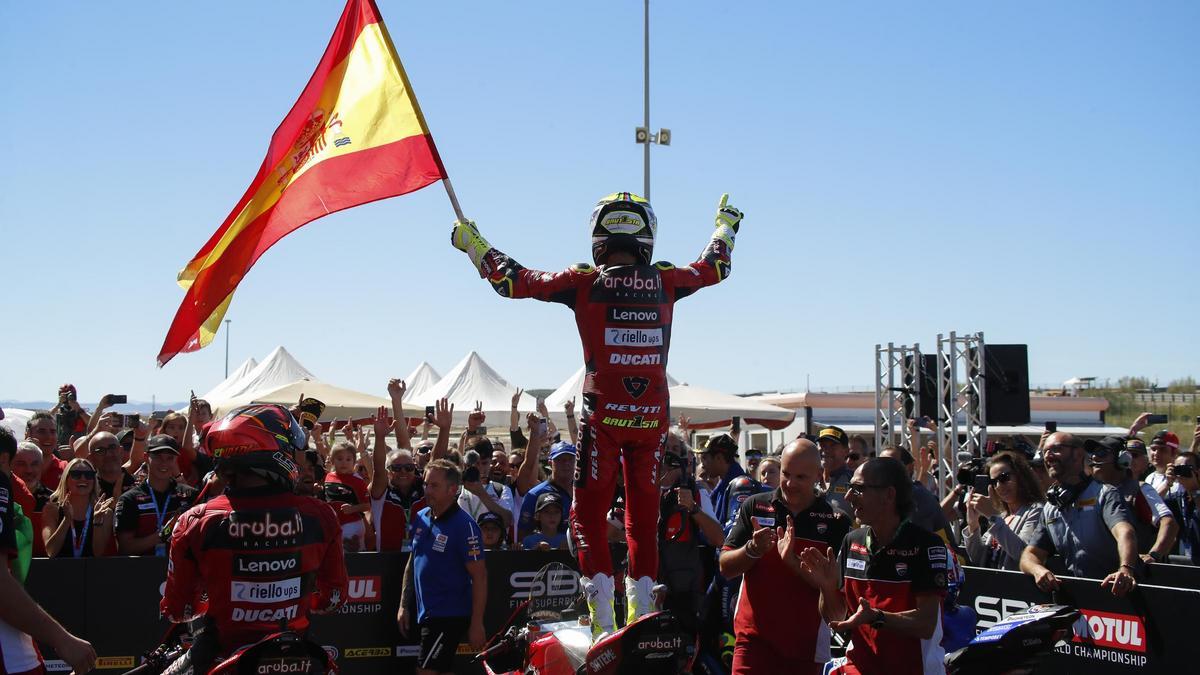 Bautista celebra con la bandera de España su triunfo en Motorland