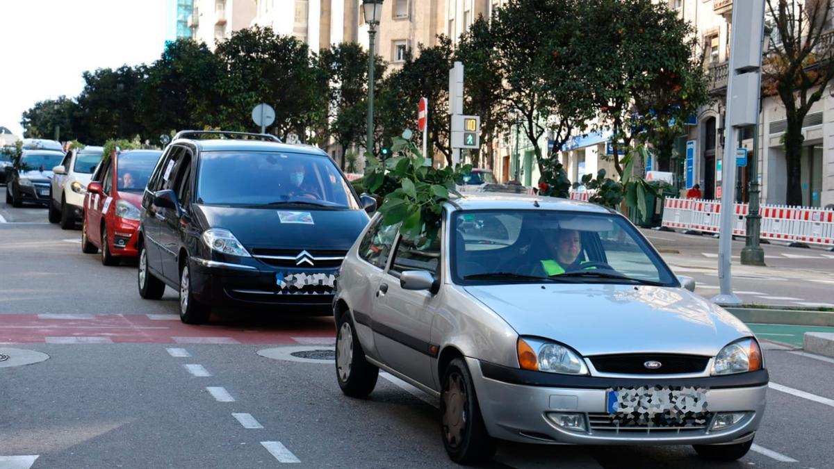 Decenas de coches toman el centro de Vigo para protestar contra el vial de Beade