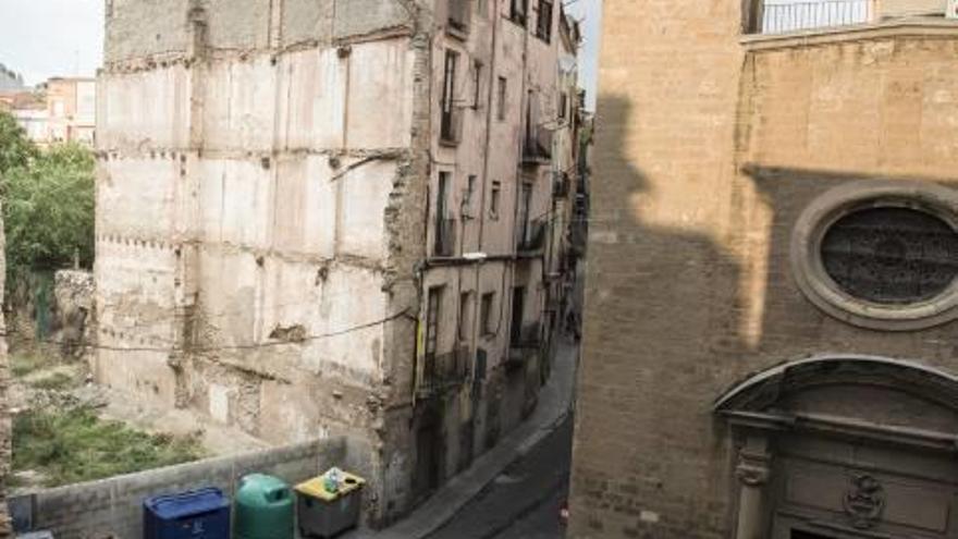 El solar i els edificis que l&#039;Ajuntament vol cedir a la plaça i carrer Hospital