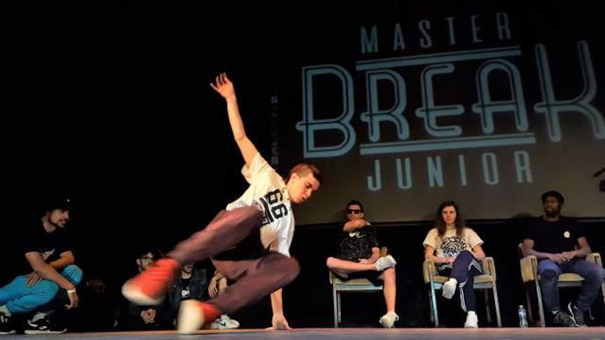 Los bailarines juveniles muestran sus dotes artísticas en el escenario de La Llotja.