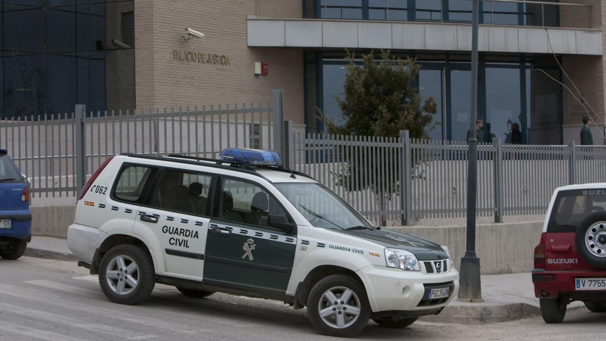 Un vehículo de la Guardia Civil, ante los juzgados de Requena, de los que depende Buñol.