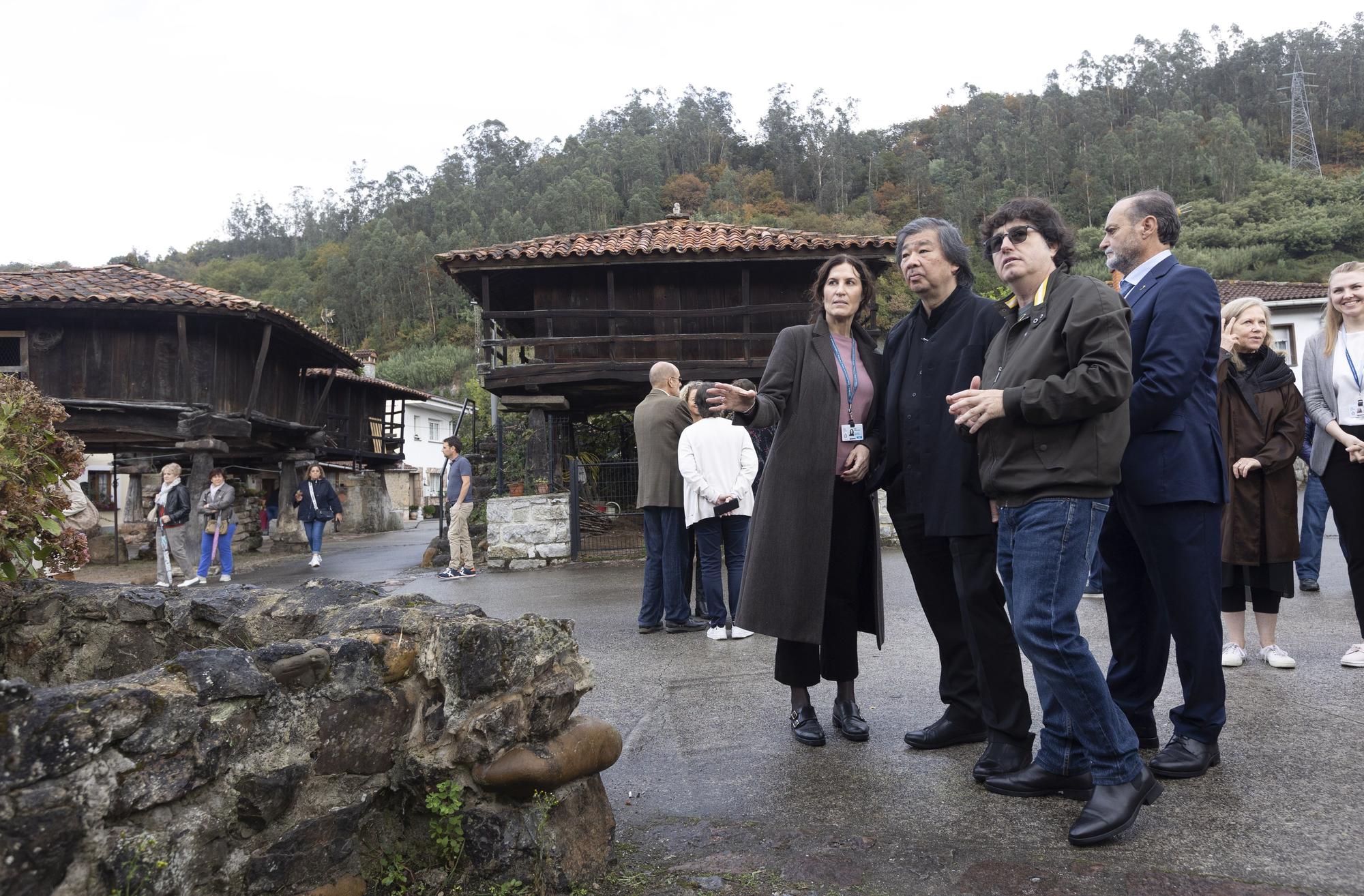 Shigeru Ban disfruta en Asturias: el arquitecto premio "Princesa" de la Concordia visita los hórreos