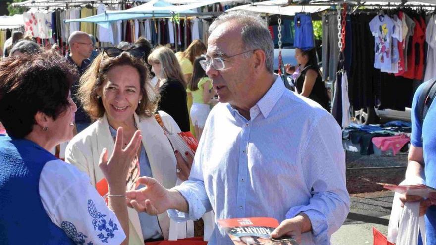 Sánchez Bugallo haciendo campaña en la feria de Salgueiriños / psdeg