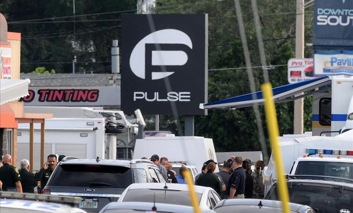 El exterior del club Pulse en Orlando tomado por la policía.