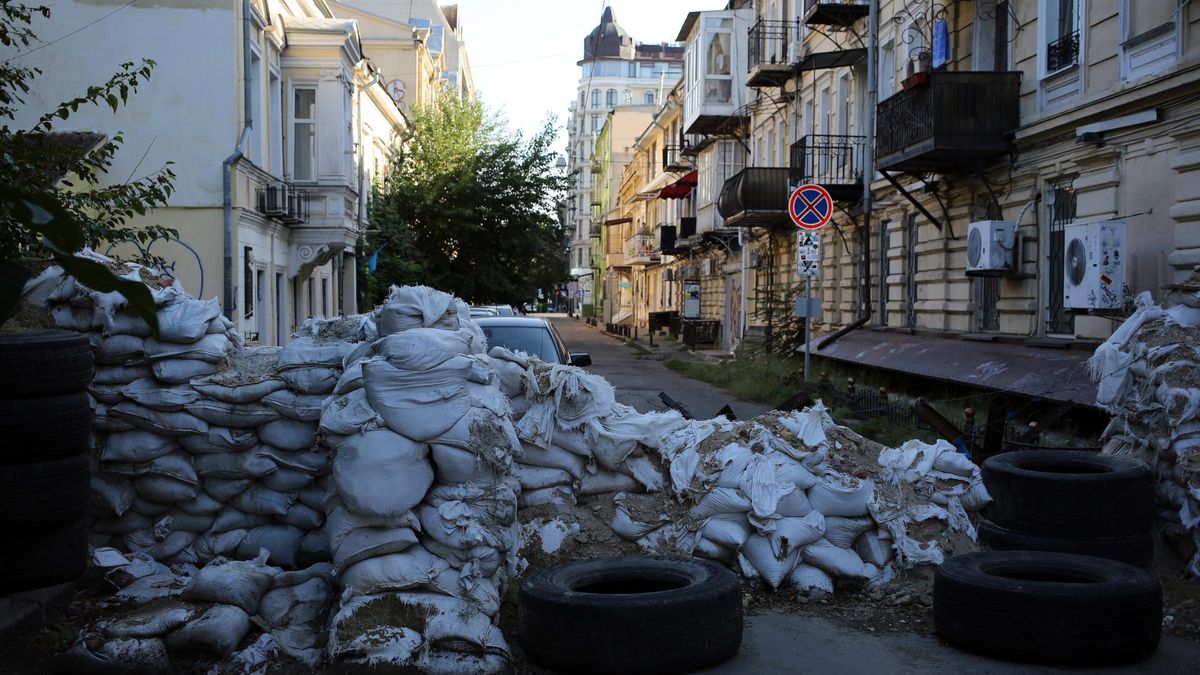 Imagen de archivo de Odesa preparándose para los bombardeos rusos y protegiendo sus edifcios.