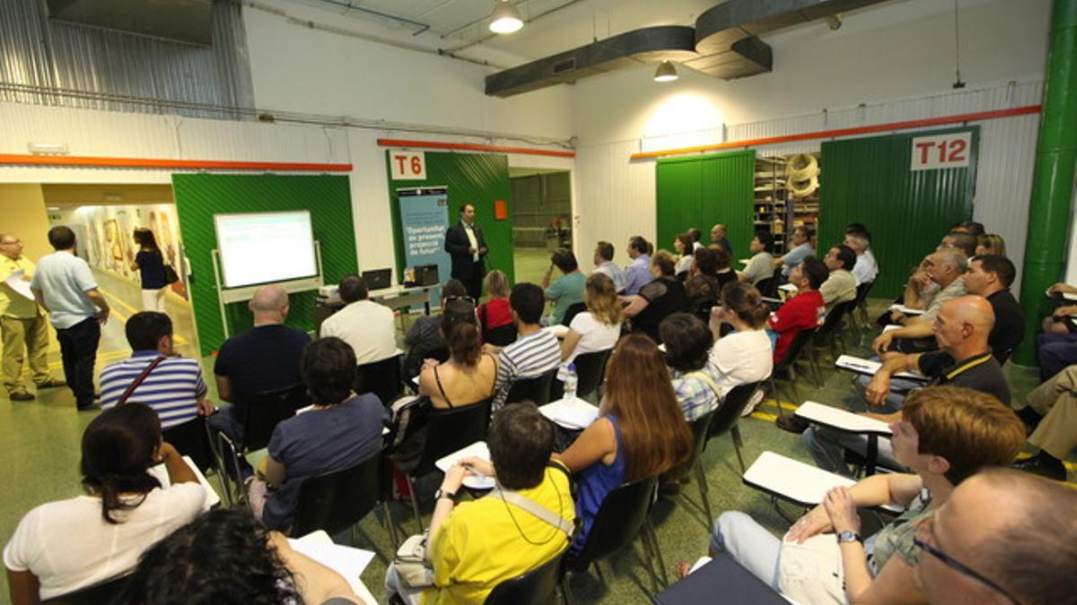 Los 98 nuevos empleados durante el inicio de su formación en L'Hospitalet.