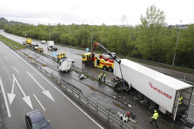 EN IMÁGENES: El brutal accidente de un camión en la A-64