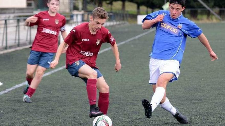 Iñaki controla el balón. // Rafa Vázquez