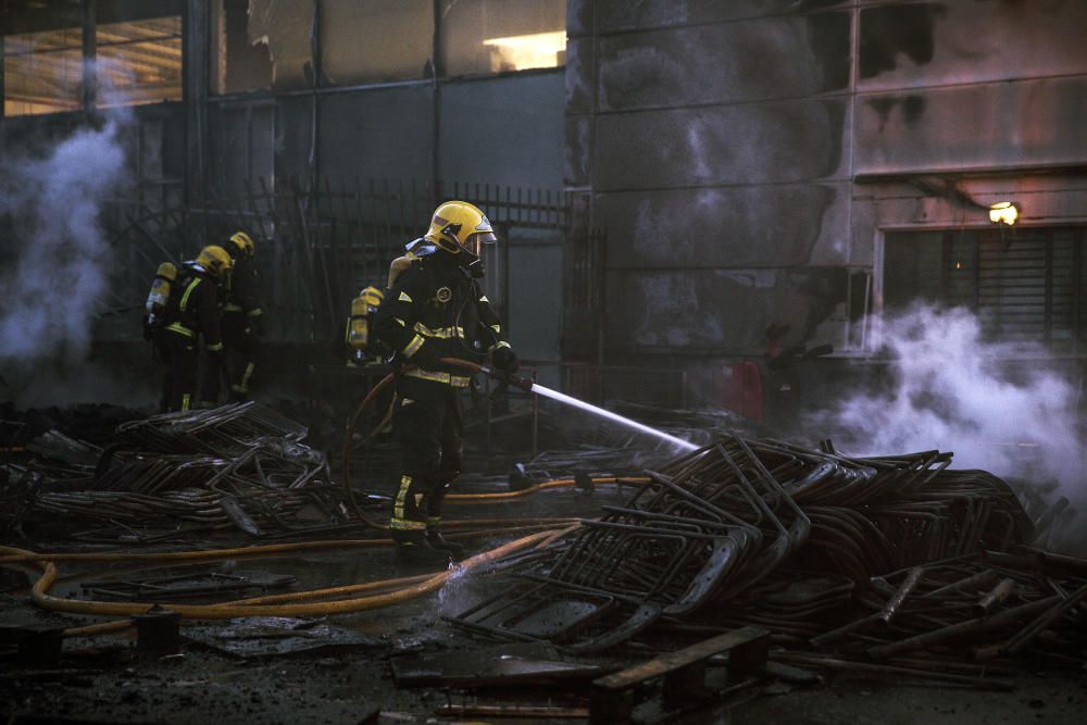 UN INCENDIO DE PALÉS EN UN PARQUE COMERCIAL ...