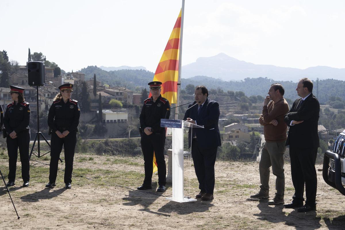 El conseller d'Interior, Joan Ignasi Elena, durant la presentació dels nous vehicles 4x4 a Talamanca
