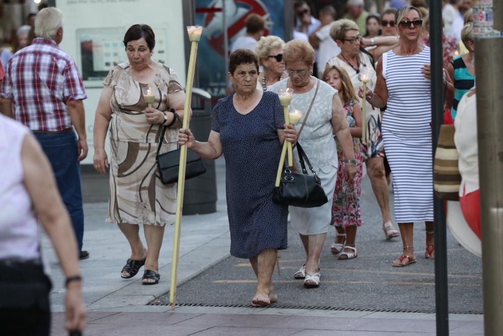 Cientos de miles de seguidores acompañan a la procesión por el centro de Vigo en medio de un asfixiante calor.