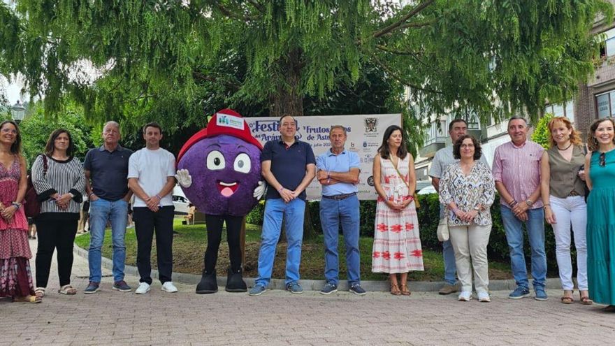El alcalde maliayés, Alejandro Vega, en el centro, junto a la mascota del festival, concejales y colaboradores, en el arranque del festival. | V. ALONSO