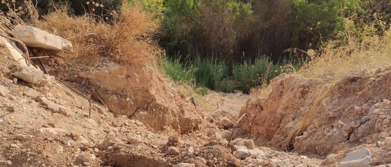 Vertidos de escombros que llegan al cauce de sa Riera.