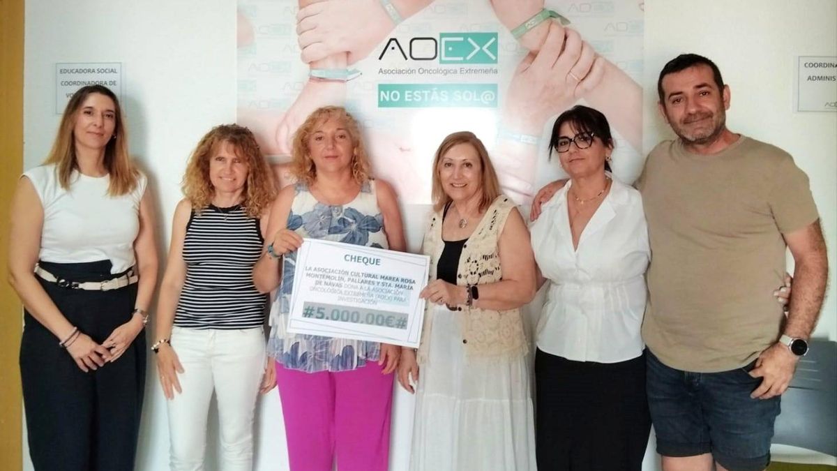 Entrega simbólica a la presidenta de AOEX del cheque por importe de 5.000 €