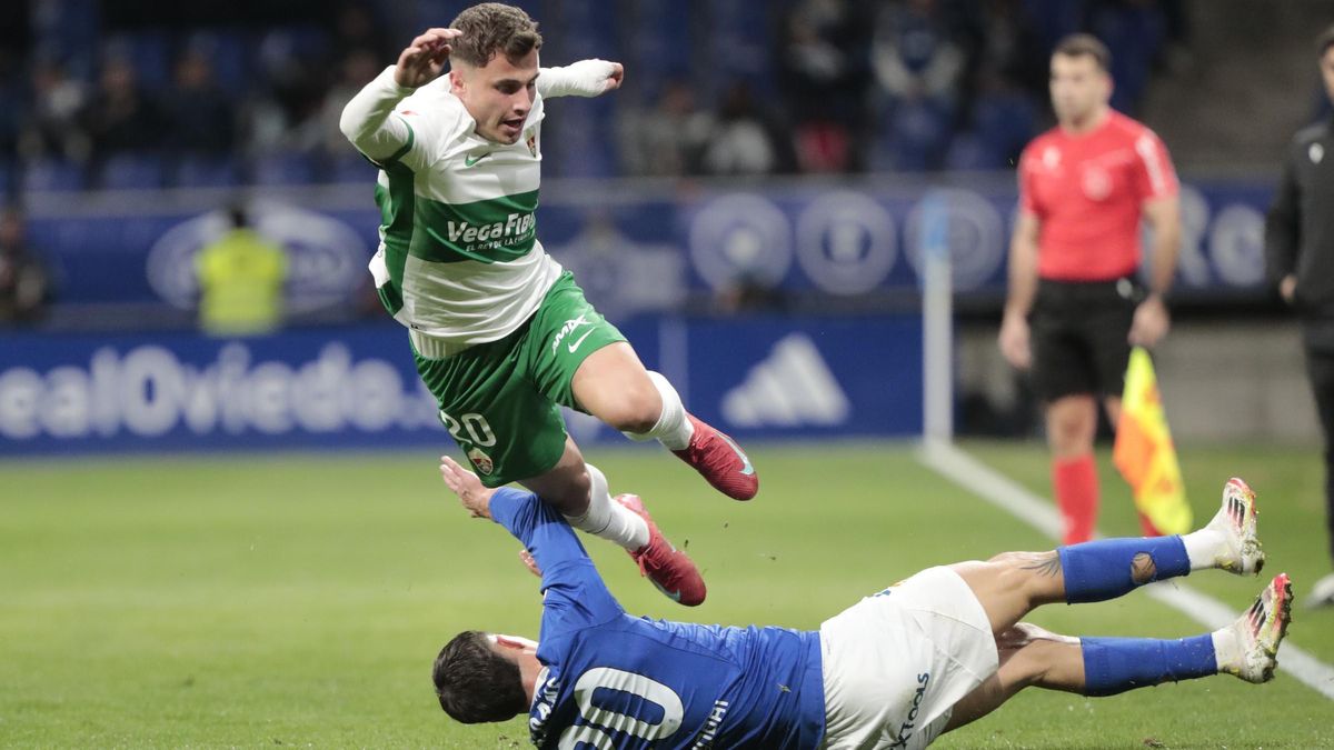 Germán Valera regatea a Seoane en el Carlos Tartiere.