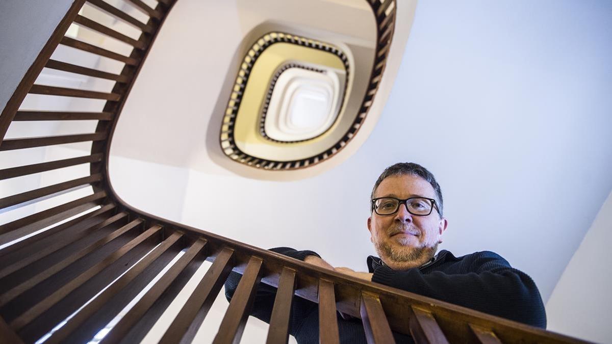 El fotógrafo y arquitecto Nicanor García, en la escalera del Hotel Park de la avenida del marqués d'Argentera.