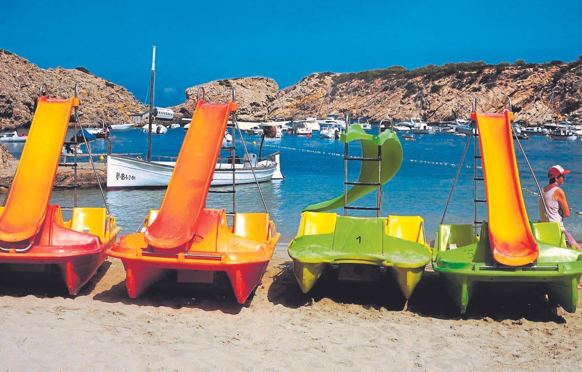 Embarcaciones de todo tipo fondeadas en la playa de Cala Vedella.