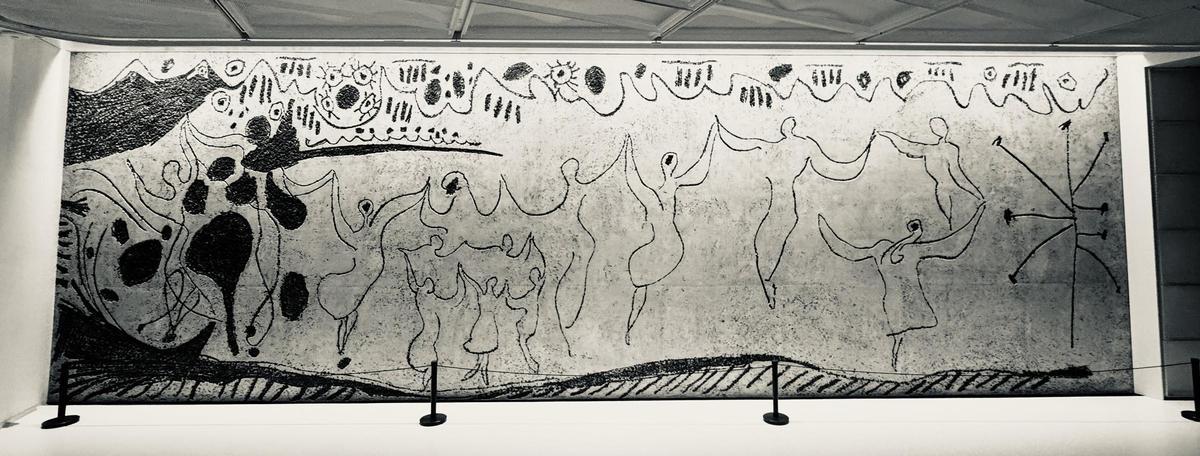 Uno de los murales de Picasso, a los que el artista añadió una estrella mironiana, a la derecha de la sardana.