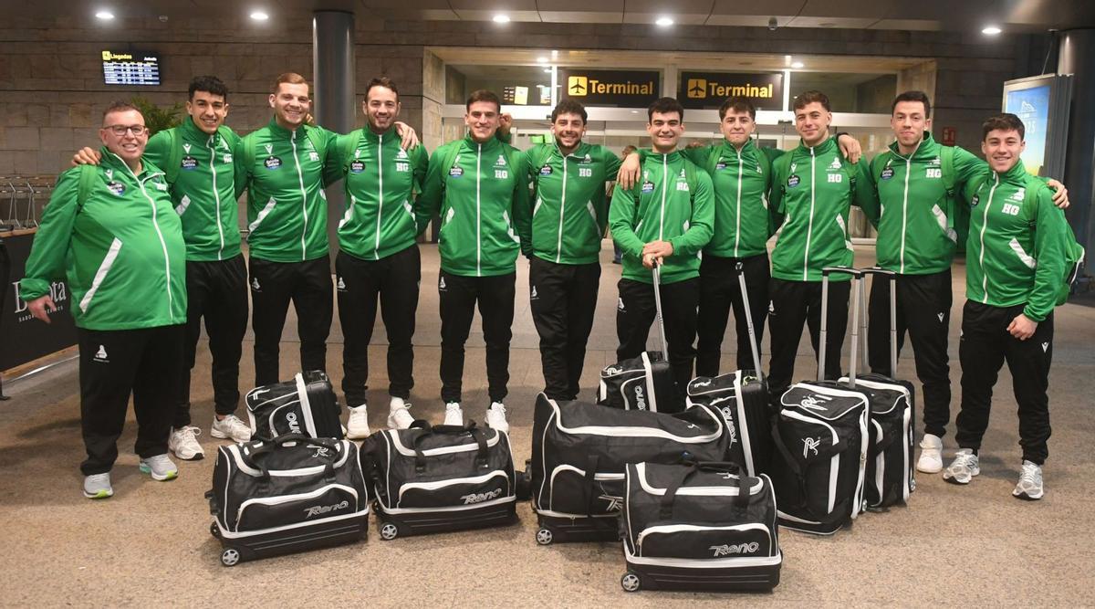 La plantilla del Liceo, en Alvedro antes de viajar a Cataluña para disputar la Copa del Rey. | Carlos Pardellas