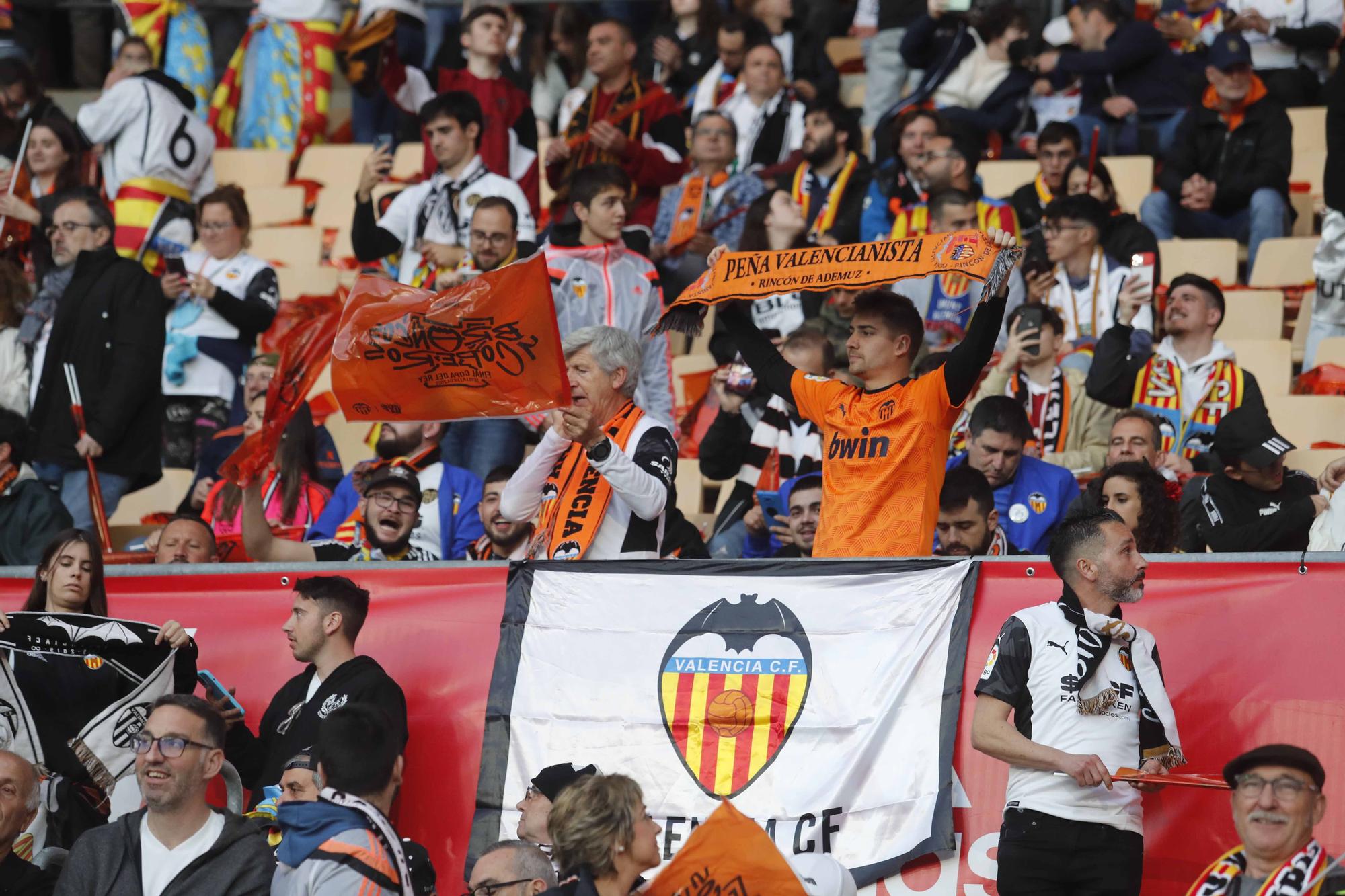 La afición valencianista llena de color el estadio de la Cartuja