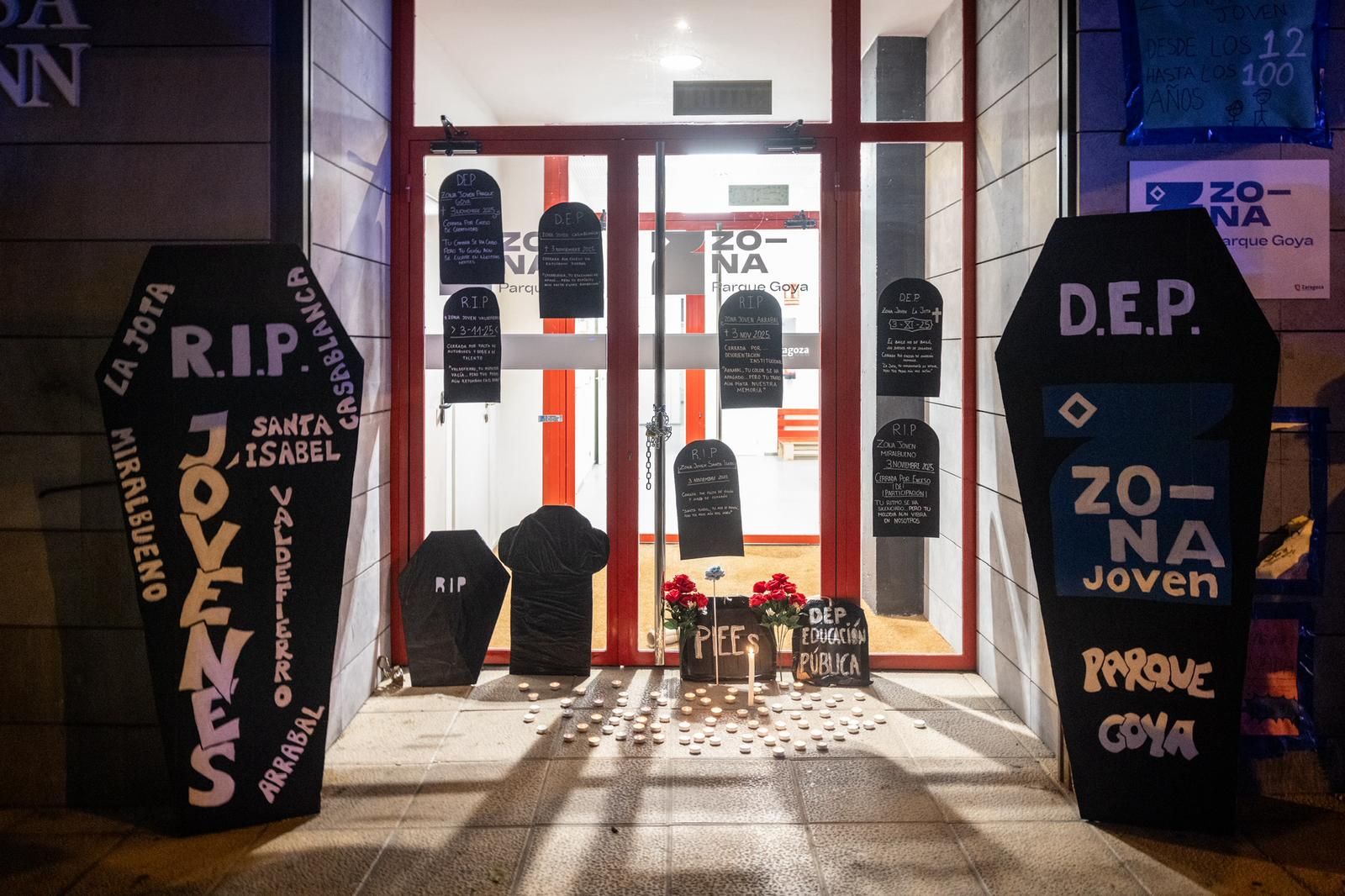 Protesta contra el cierre de las Zonas Jóvenes en Zaragoza