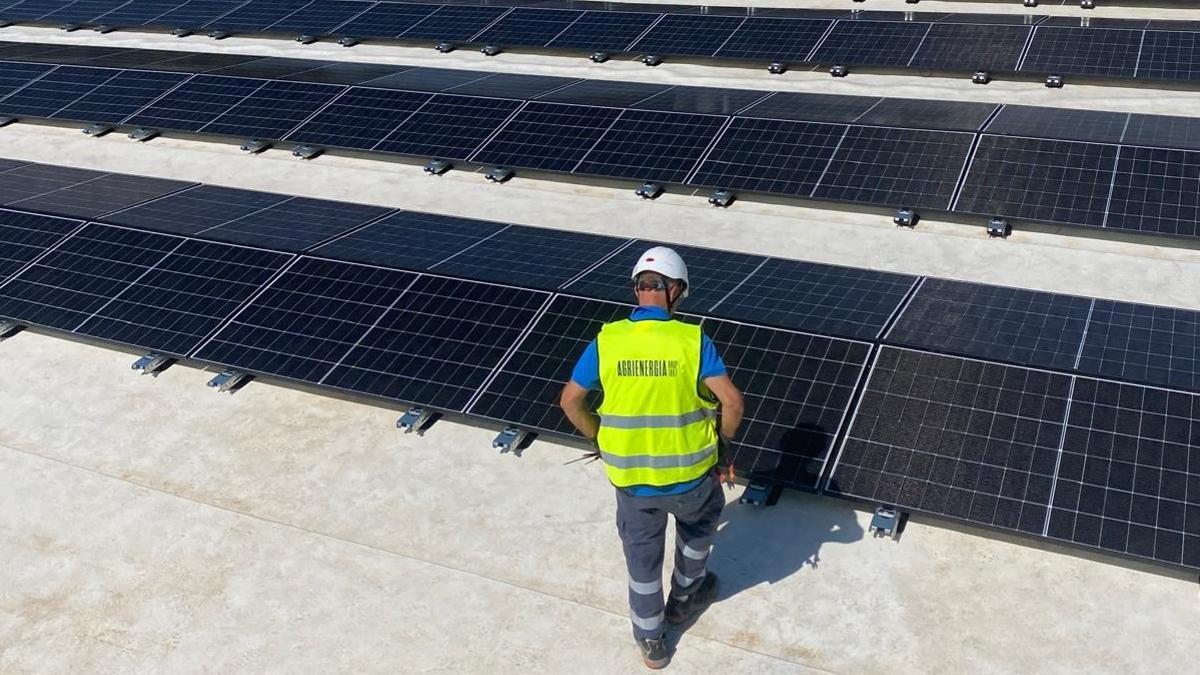 Un instal·lador d'Agrienergia