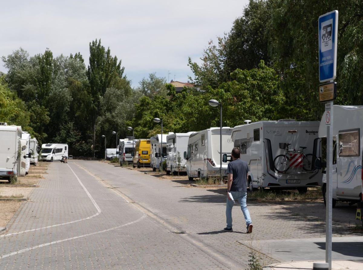 Caravanas aparcadas en uno de los lugares habilitados en Zamora. | J.S.N.