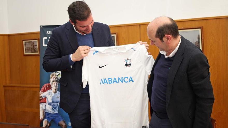 Imagen de la presentación celebrada en el consistorio estradense. En ella participaron el alcalde de A Estrada, José López Campos, y el presidente de la Federación Gallega de Fútbol, Rafael Louzán. El dirigente aprovechó el acto para regalar al alcalde una camiseta de la Selección Gallega de Fútbol.