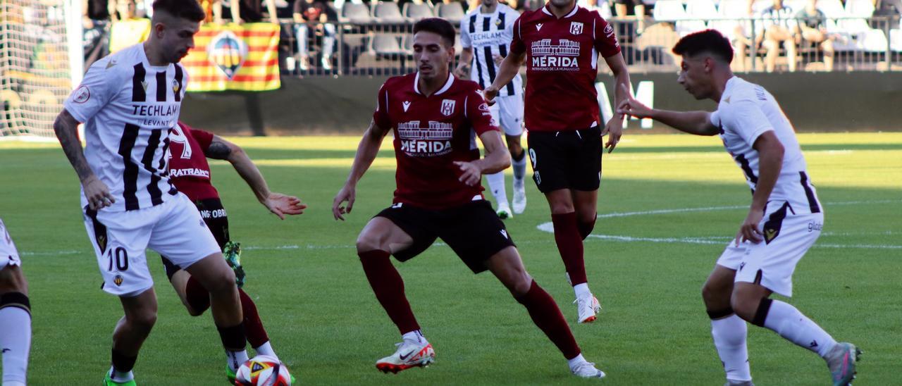 Una acción del duelo entre el Castellón y el Mérida, el pasado sábado.