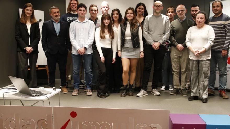 Equipo de Ascensores Tresa, ganador de la edición, ayer, junto a representantes institucionales. | Ángel González