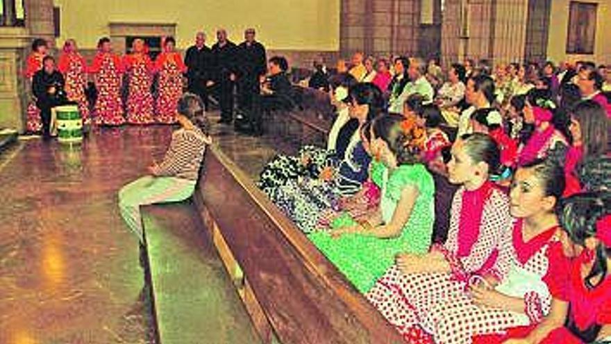 Algunos de los asistentes a la misa rociera en Cangas de Onís.