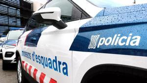 Plano detalle de un vehículo de los Mossos dEsquadra