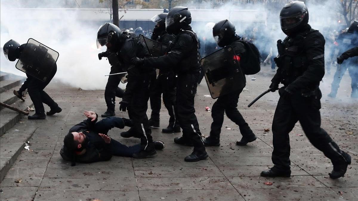 Enfrentamientos entre policías y manifestantes en París.