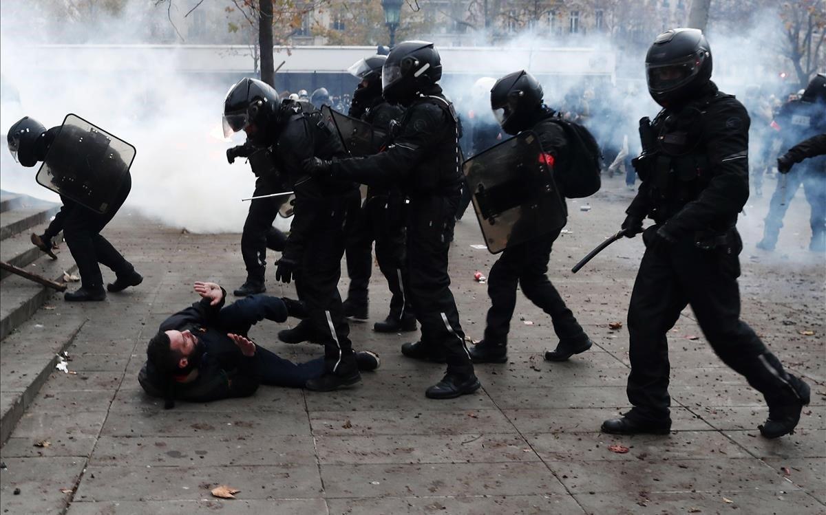 zentauroepp51230594 paris  france   05 12 2019   french riot police clash with p191205170640