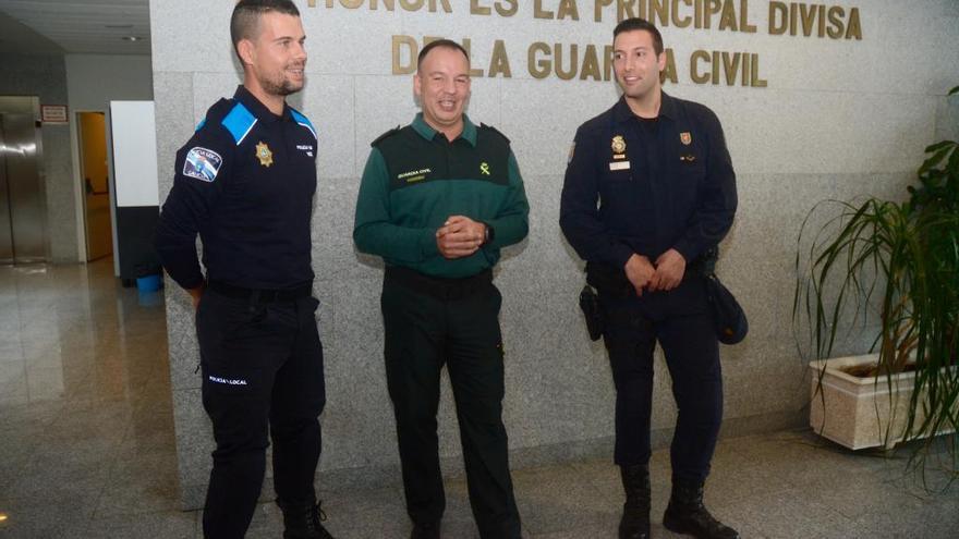 Santiago Castro, policía local en Vigo; Javier Maquieira, guardia civil en Pontevedra, e Iván Casalderrey, Policía Nacional en Vigo, esta mañana en la Comandancia.