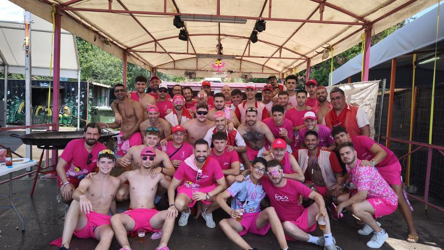 El concurso de paellas de les Penyes en Festes de la Vall, no defrauda ni en la mesa ni por el ambiente