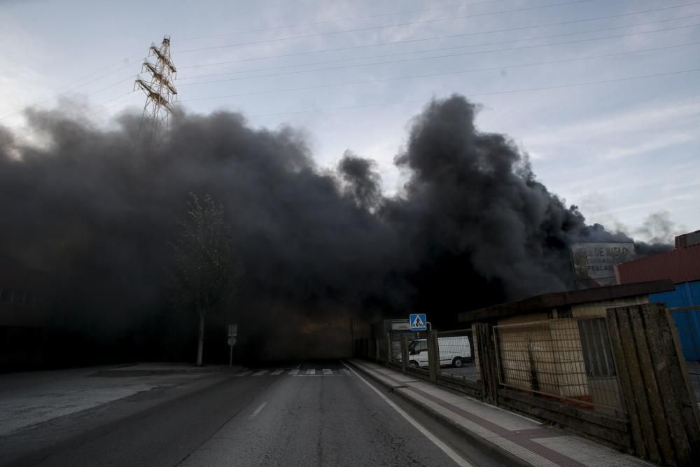 Un incendio en la antigua fábrica de hielo enciende las alarmas en la ciudad