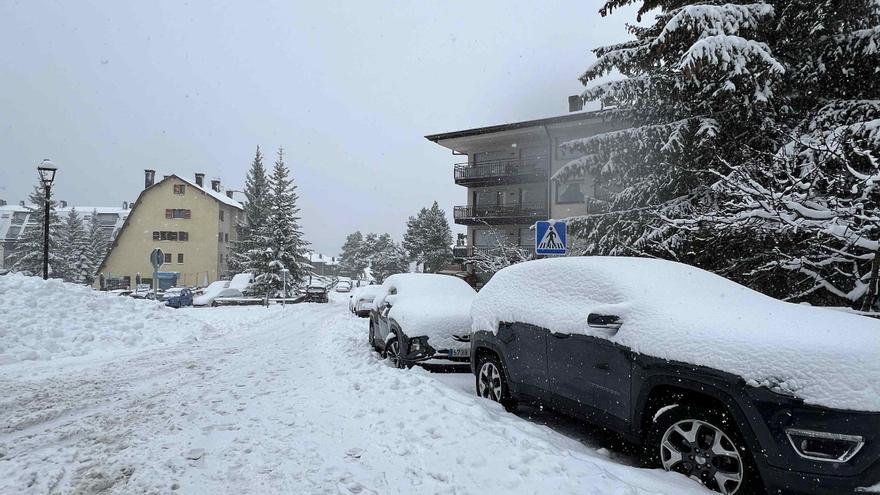 La neu cau amb intensitat al Pirineu i la pluja rega tot el territori gironí