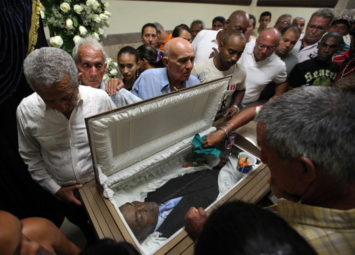 Desenes de persones han assistit a la vetlla del boxejador cubà, Teófilo Stevenson, a l’Havana.