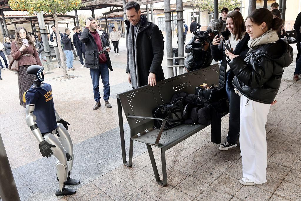 La demostración de los dos robots que han estado este martes en el Campus de Los Jerónimos de la UCAM, en imágenes